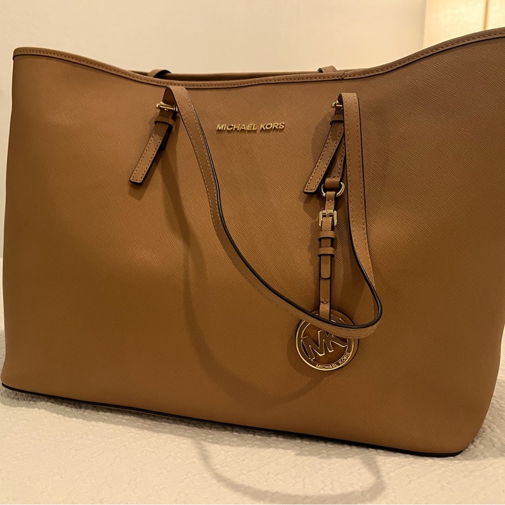 Michael Kors Camel voyager large saffiano